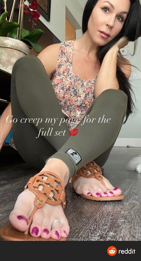 Naakte gelekte OnlyFans-foto van Beautyandherfeetz