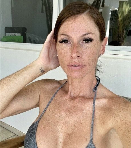 Naakte gelekte OnlyFans-foto van Freckledmommi