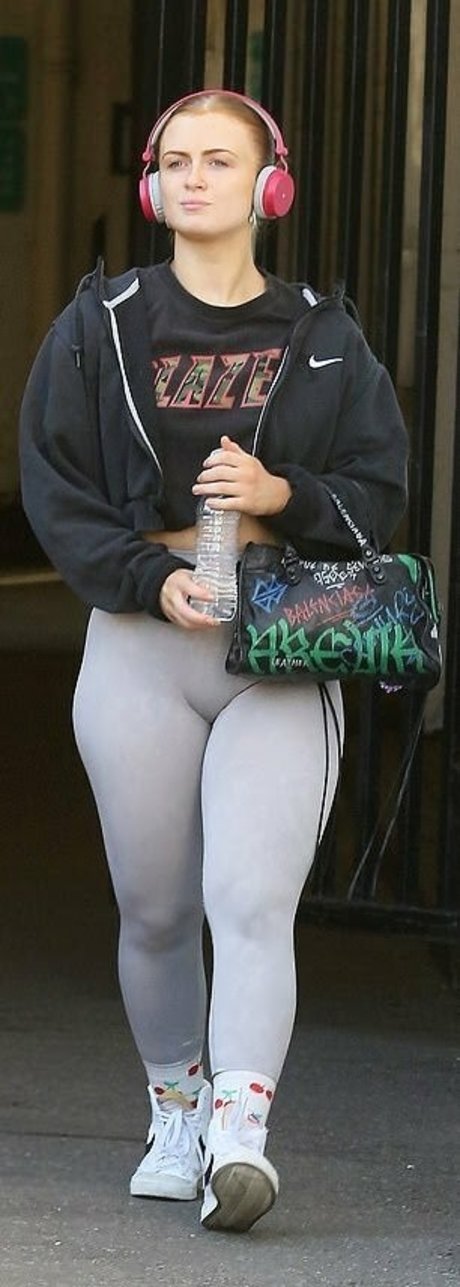 Naakte gelekte OnlyFans-foto van Maisie Smith