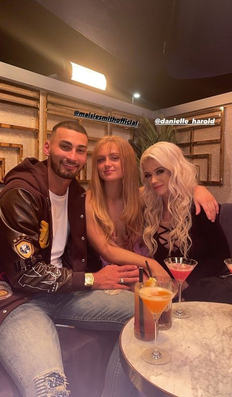 Naakte gelekte OnlyFans-foto van Maisie Smith