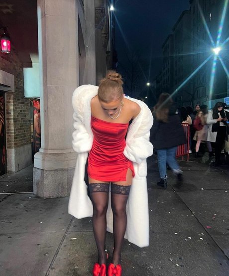 Naakte gelekte OnlyFans-foto van Maisie Smith