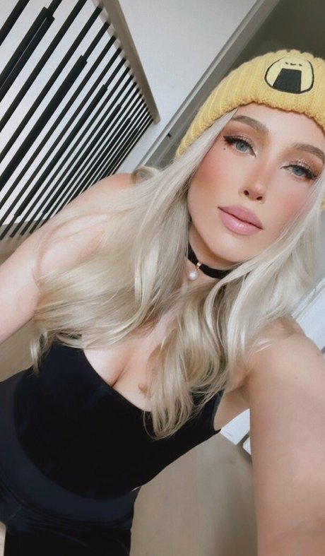 Naakte gelekte OnlyFans-foto van Emerome