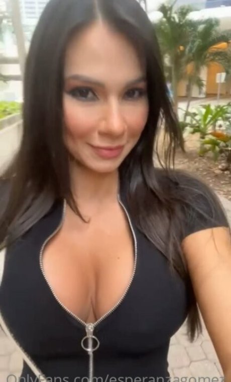 Naakte gelekte OnlyFans-foto van Esperanza