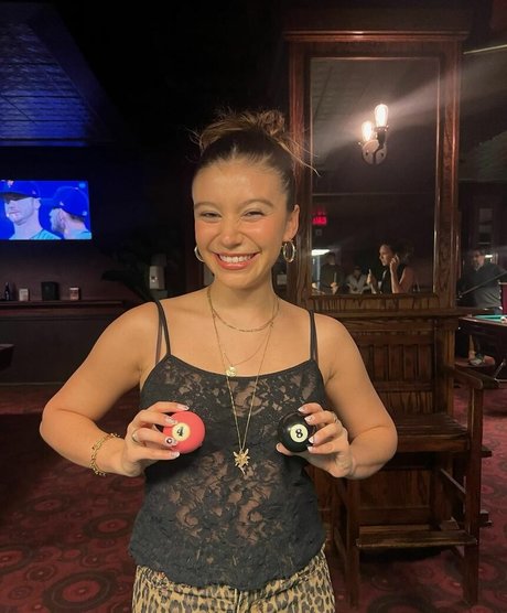 Naakte gelekte OnlyFans-foto van Genevieve Hannelius