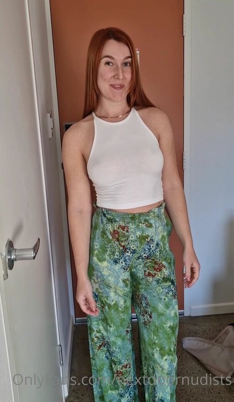 Naakte gelekte OnlyFans-foto van Nextdoornudists
