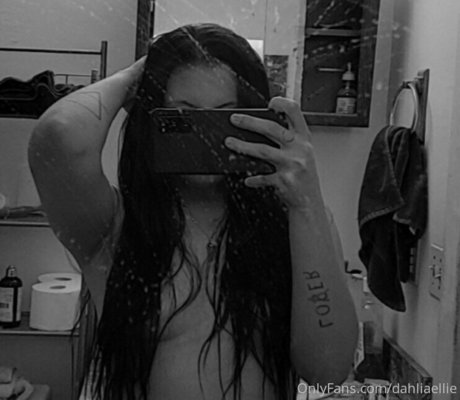 Naakte gelekte OnlyFans-foto van Dahliaellie