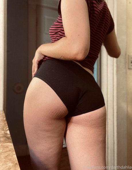 Naakte gelekte OnlyFans-foto van Dahliaellie