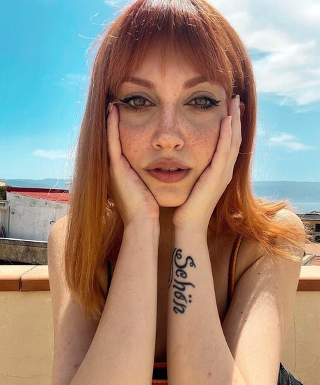 Naakte gelekte OnlyFans-foto van Mona Schon