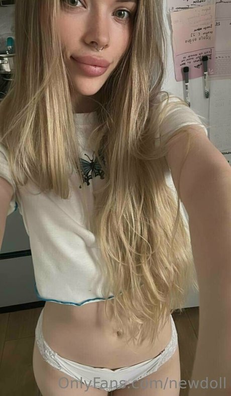Naakte gelekte OnlyFans-foto van Newdoll