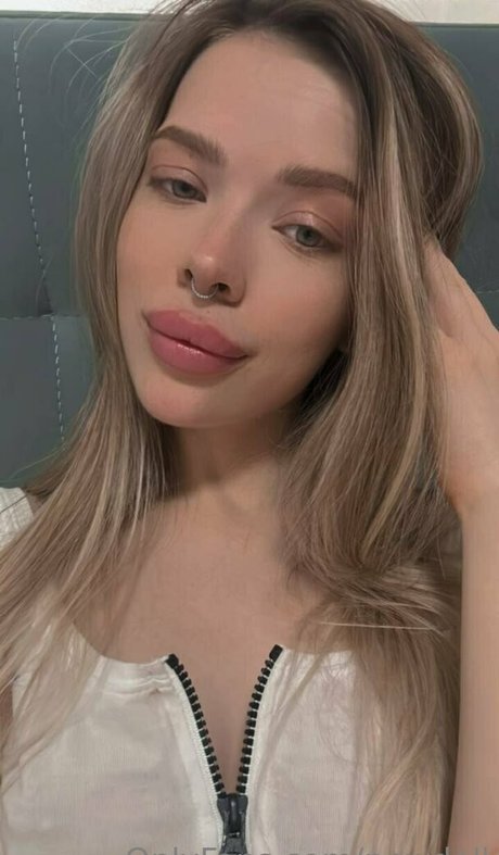 Naakte gelekte OnlyFans-foto van Newdoll