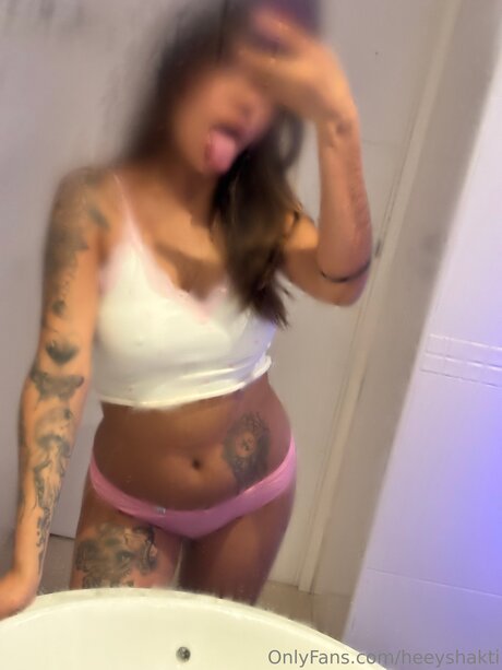 Naakte gelekte OnlyFans-foto van Heeyshakti
