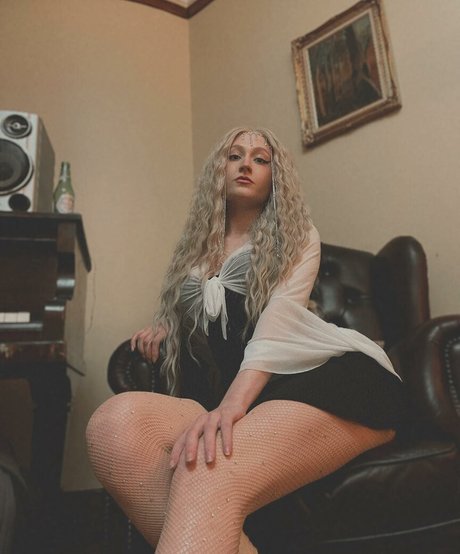Naakte gelekte OnlyFans-foto van Janet Devlin
