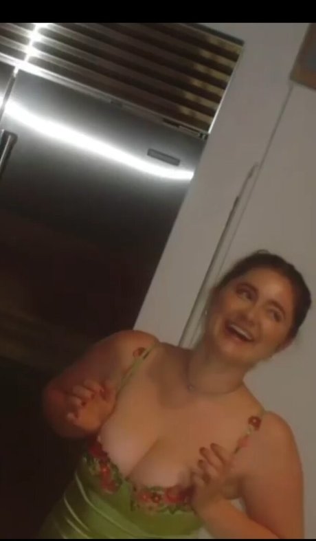 Naakte gelekte OnlyFans-foto van Emma Kenney