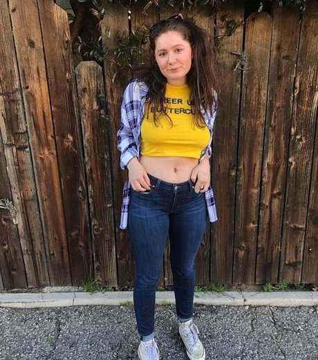 Naakte gelekte OnlyFans-foto van Emma Kenney