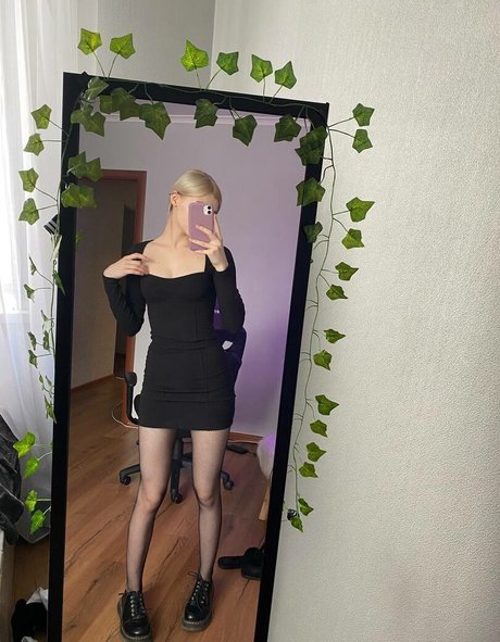 Naakte gelekte OnlyFans-foto van Allotrop