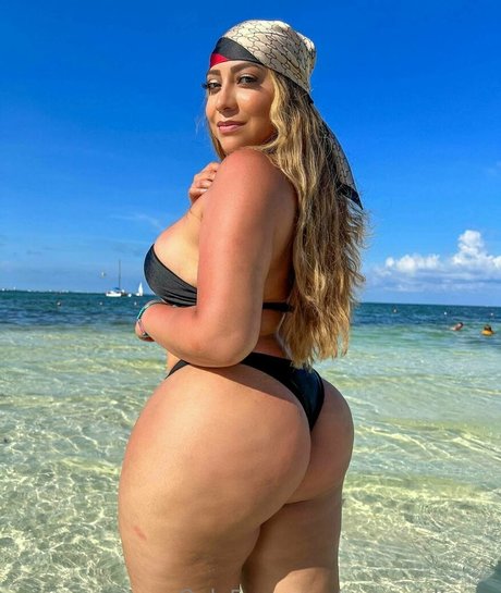 Naakte gelekte OnlyFans-foto van Curvygirlteam