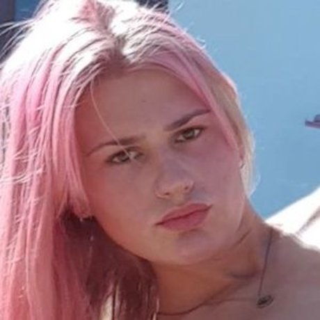 Naakte gelekte OnlyFans-foto van Lucy Velvet