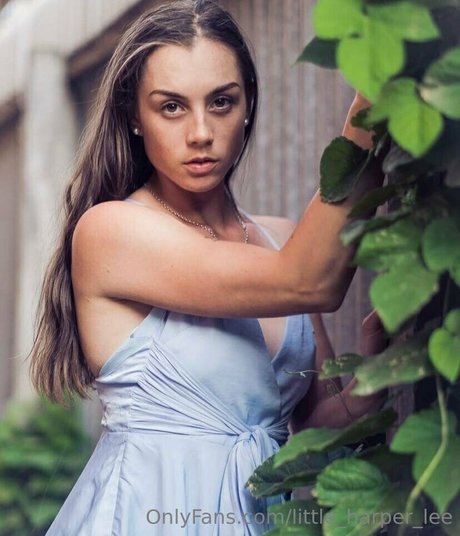 Naakte gelekte OnlyFans-foto van Littleharperlee
