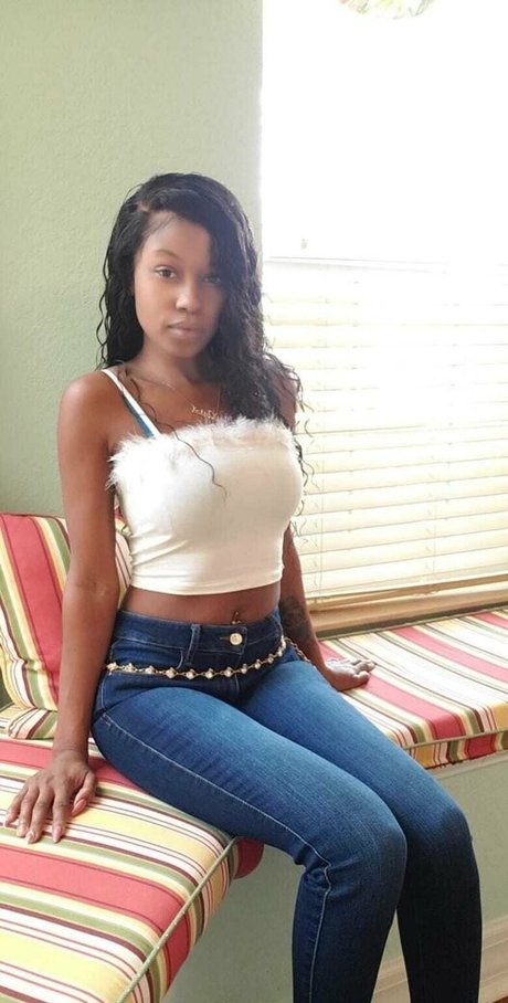 Naakte gelekte OnlyFans-foto van Jezabelvisser