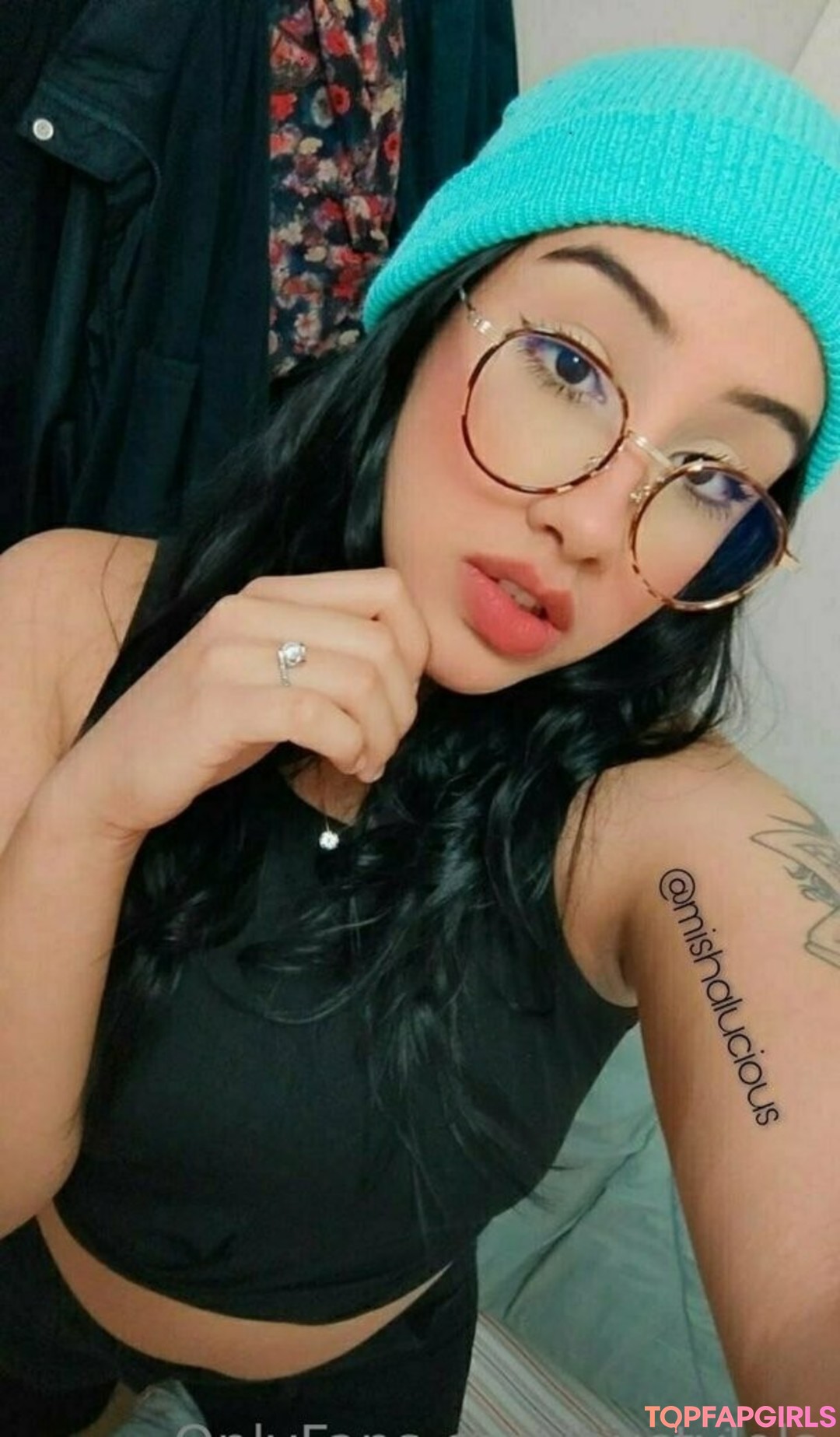 Naakte gelekte OnlyFans-foto van Bustylola #1050