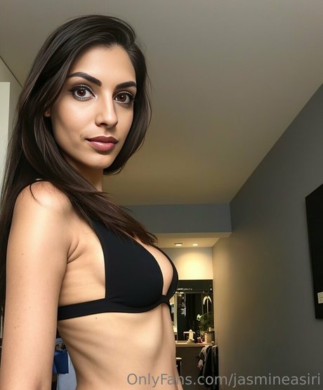Naakte gelekte OnlyFans-foto van Jasmineasiri