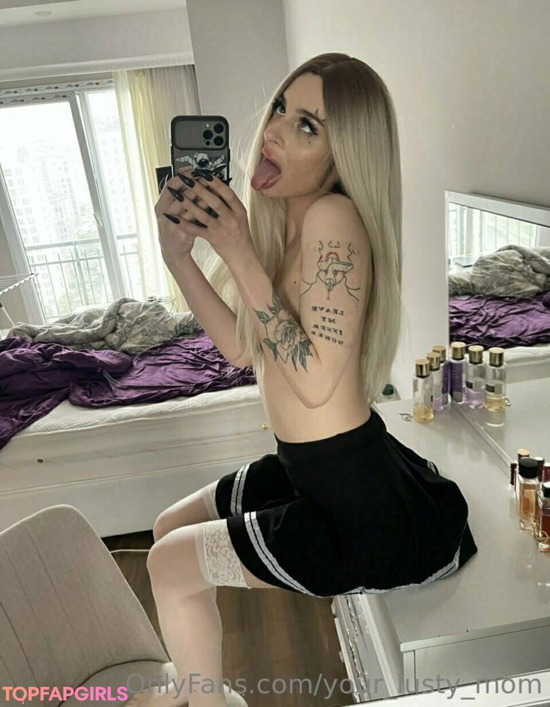 Naakte gelekte OnlyFans-foto van Yourlustymom #1117