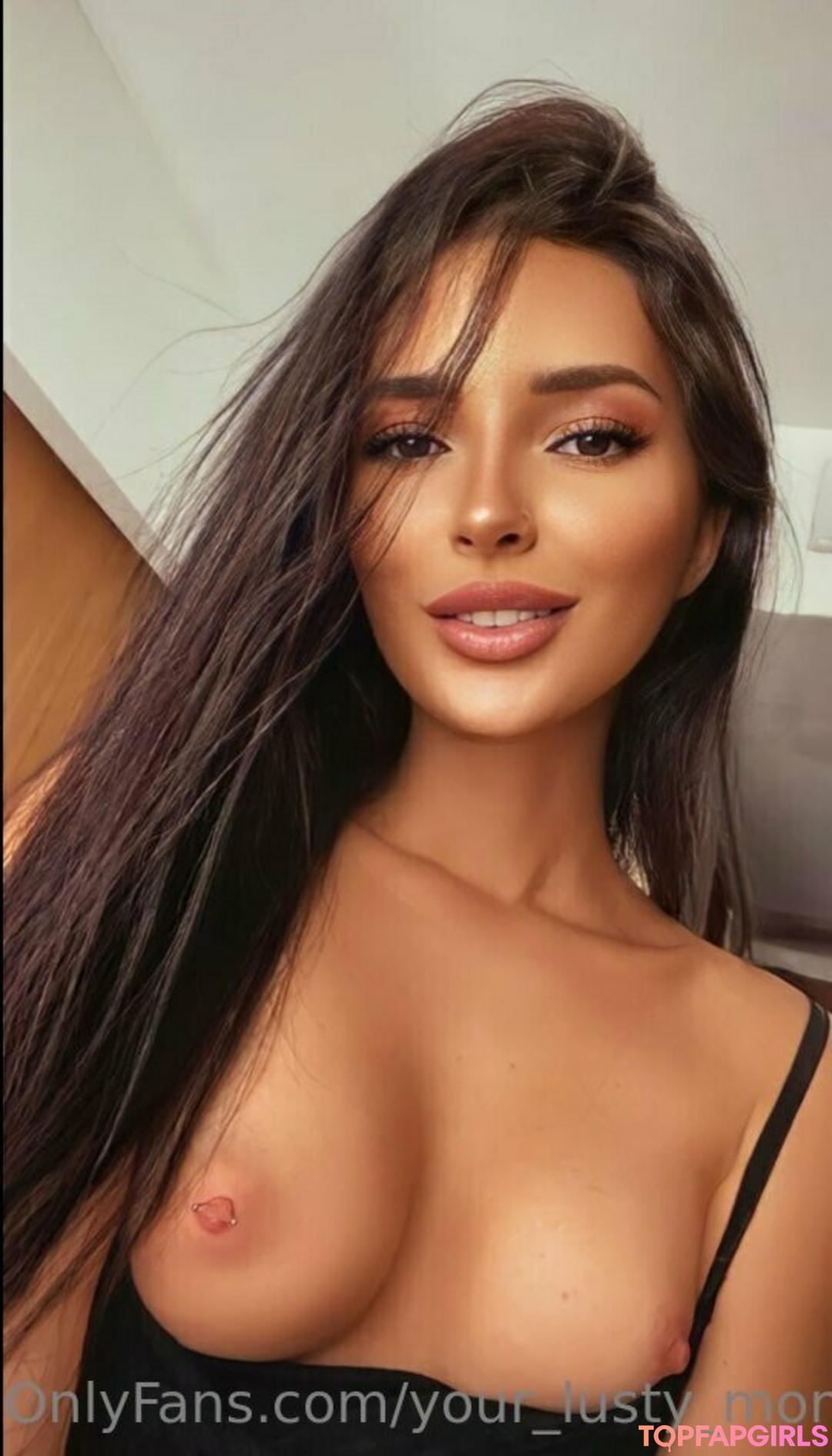 Naakte gelekte OnlyFans-foto van Yourlustymom #1157