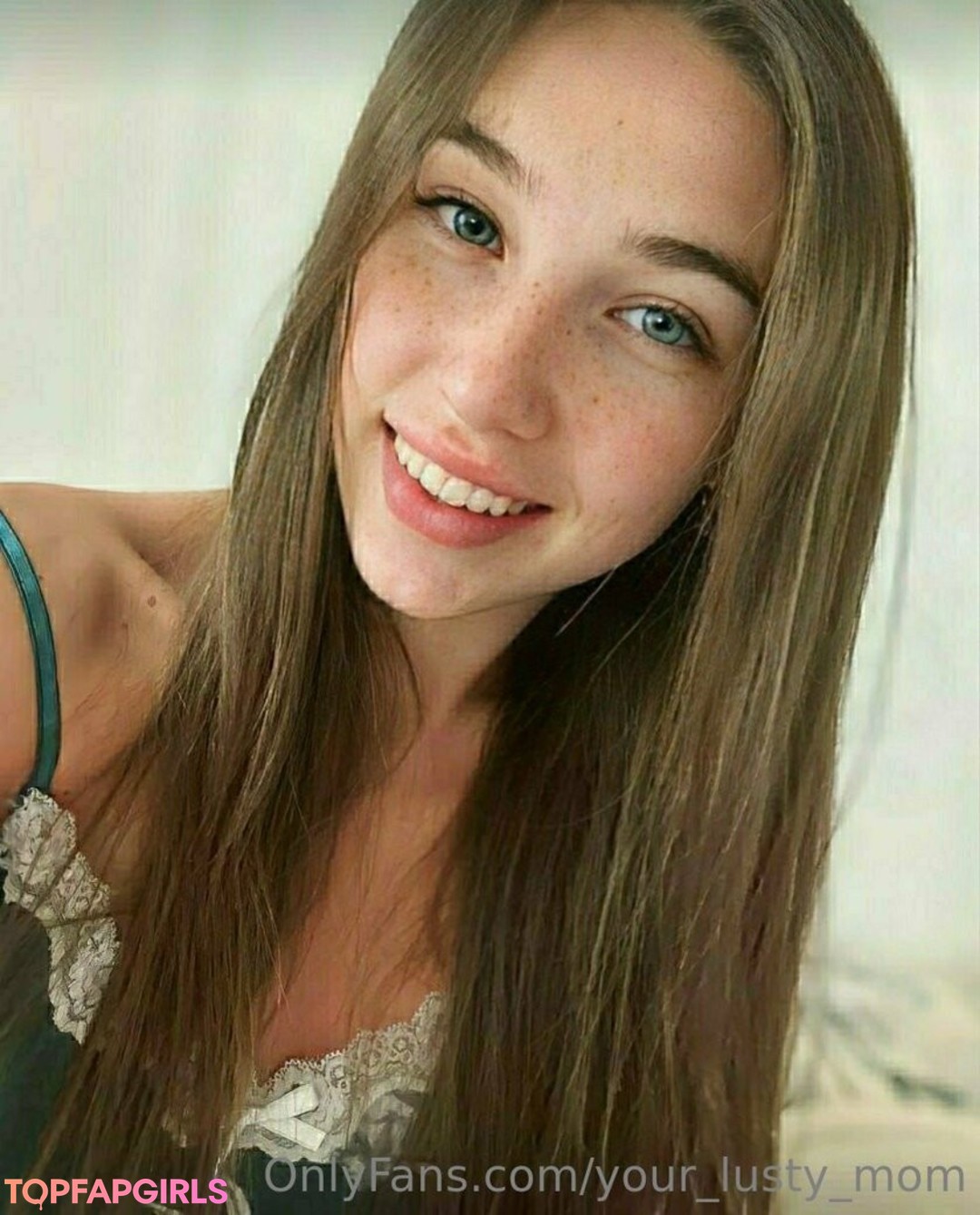 Naakte gelekte OnlyFans-foto van Yourlustymom #1367