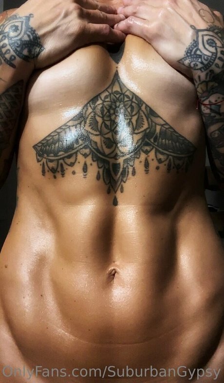 Naakte gelekte OnlyFans-foto van Suburban Gypsy