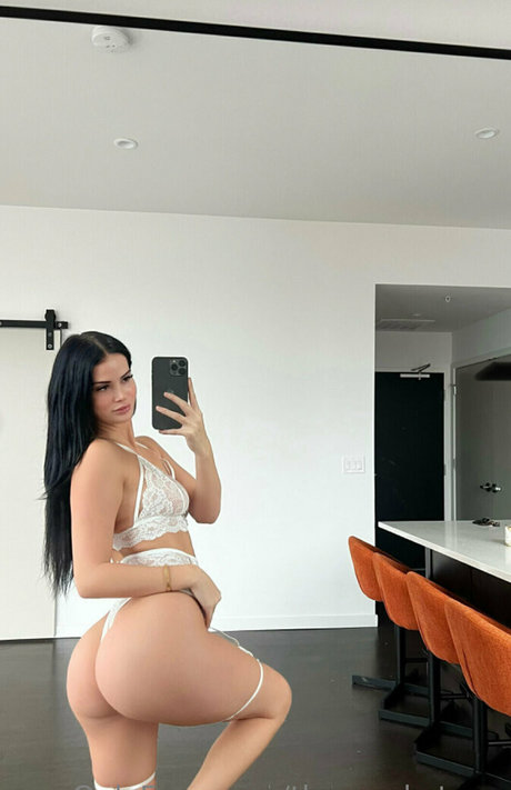 Naakte gelekte OnlyFans-foto van Thesarahstone