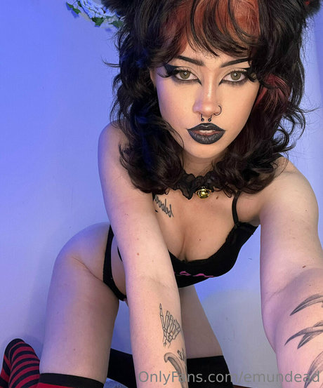 Naakte gelekte OnlyFans-foto van Emundead