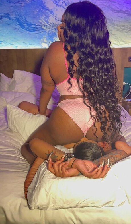Naakte gelekte OnlyFans-foto van Lawdhavemercy
