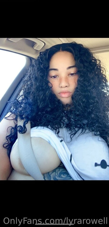 Naakte gelekte OnlyFans-foto van Lyrarowell