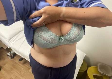 Naakte gelekte OnlyFans-foto van Nurse Rachel