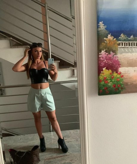 Naakte gelekte OnlyFans-foto van Sarah Slavo