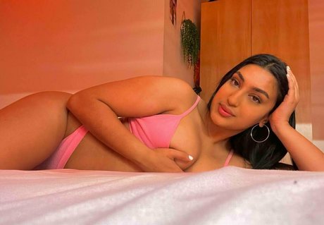 Naakte gelekte OnlyFans-foto van Brownbarbieexxx