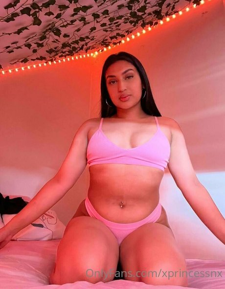 Naakte gelekte OnlyFans-foto van Brownbarbieexxx