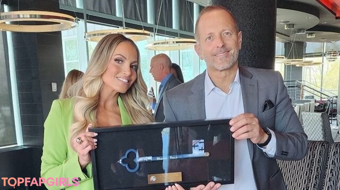 Naakte gelekte OnlyFans-foto van Trish Stratus #1002