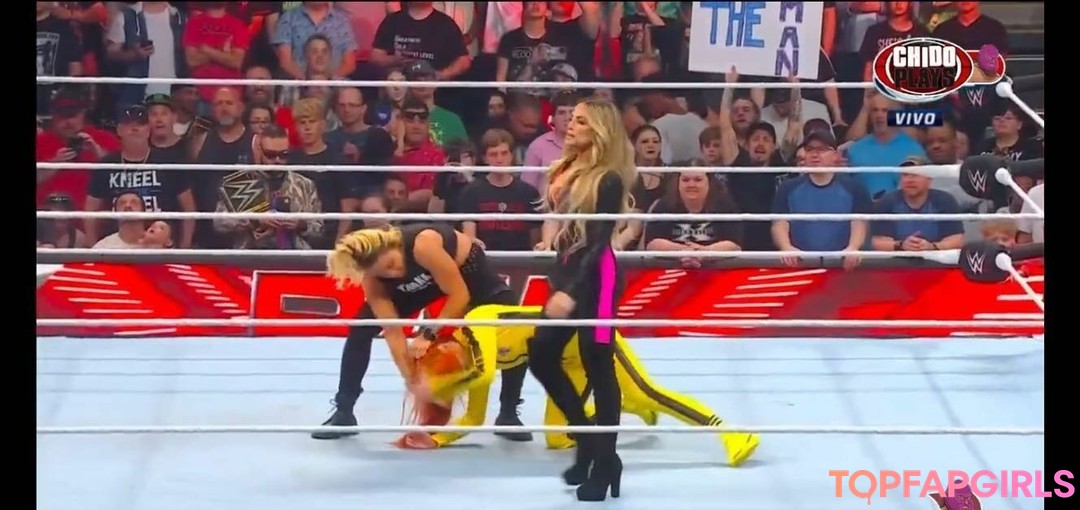 Naakte gelekte OnlyFans-foto van Trish Stratus #1042