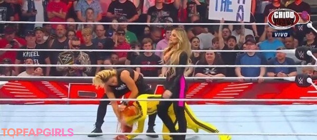 Naakte gelekte OnlyFans-foto van Trish Stratus #1043