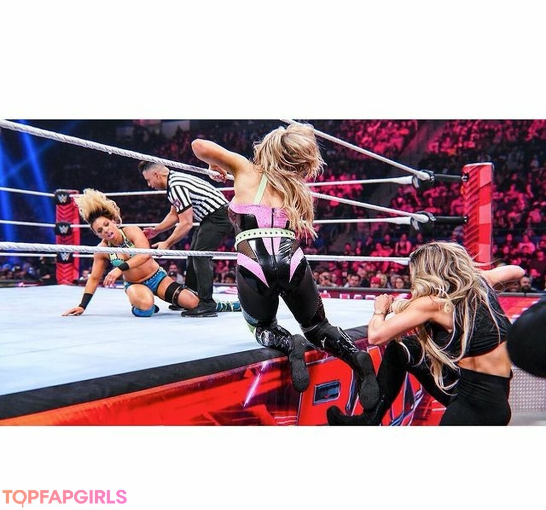 Naakte gelekte OnlyFans-foto van Trish Stratus #1058