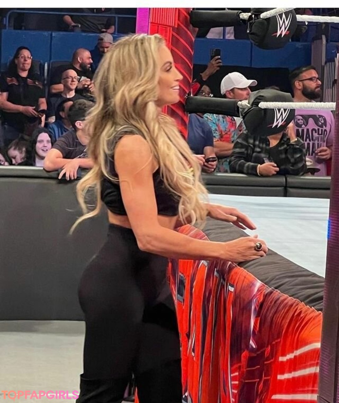 Naakte gelekte OnlyFans-foto van Trish Stratus #1063