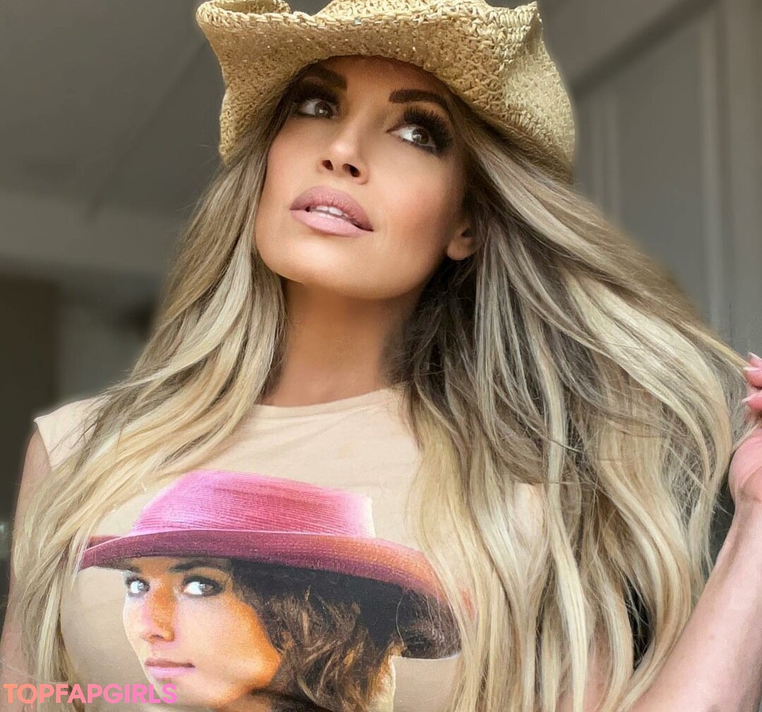 Naakte gelekte OnlyFans-foto van Trish Stratus #1091