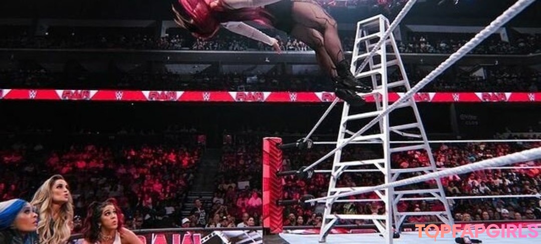 Naakte gelekte OnlyFans-foto van Trish Stratus #1096