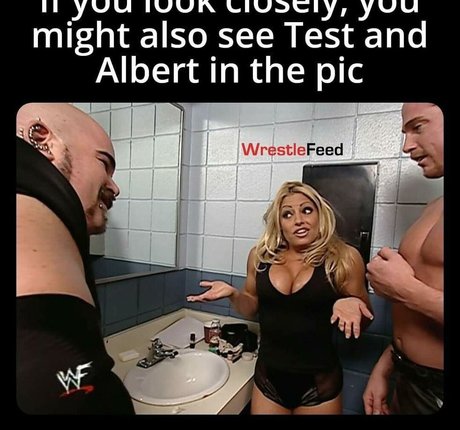 Naakte gelekte OnlyFans-foto van Trish Stratus