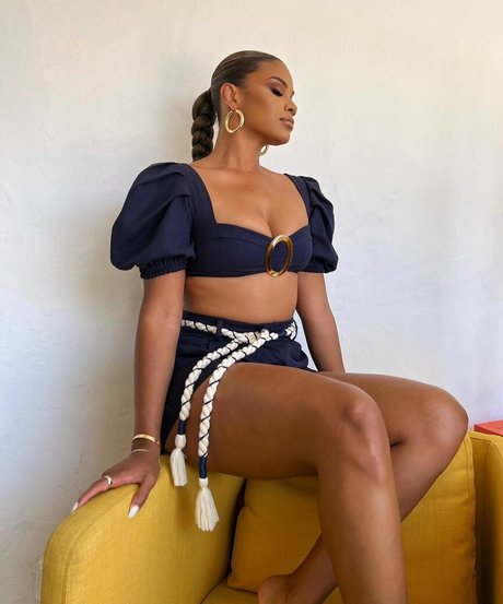 Naakte gelekte OnlyFans-foto van Kamie Crawford