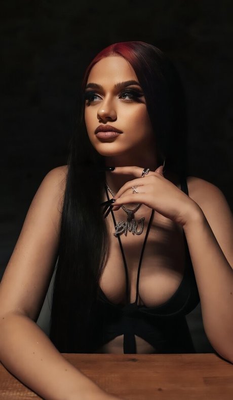 Naakte gelekte OnlyFans-foto van Badmomzjay
