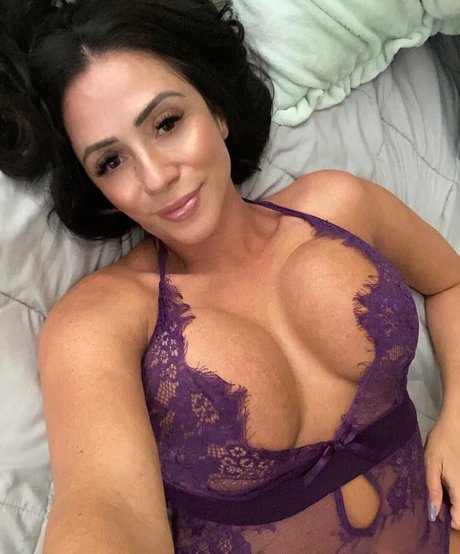 Naakte gelekte OnlyFans-foto van Ariella Ferrera
