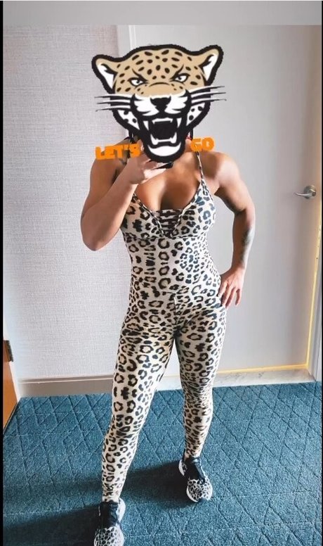 Naakte gelekte OnlyFans-foto van Wwe Xia Li