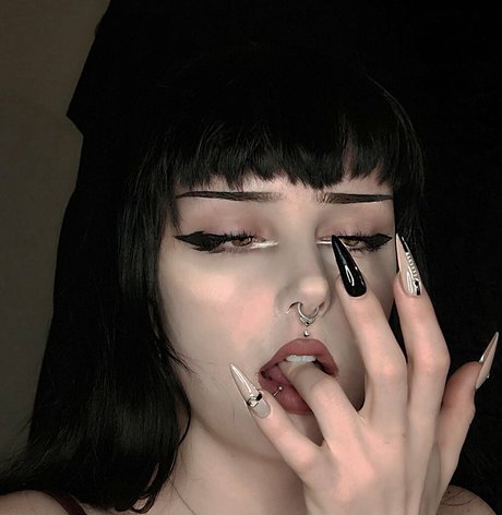 Naakte gelekte OnlyFans-foto van Missdellavigne